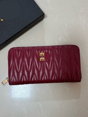 New women’s burgundy fashion wallet